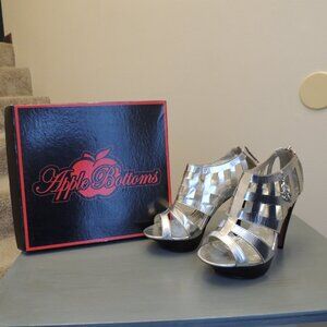 Apple Bottoms Cagey Silver Metallic Platform Heels Ankle Booties Size 8